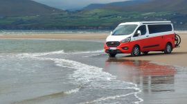 Weißer Nugget Plus mit roter Halb-Folierung am Atlantik-Strand