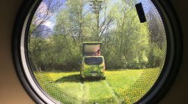 Durchblick mit dem Ford Custom Nugget Bullauge im Heck