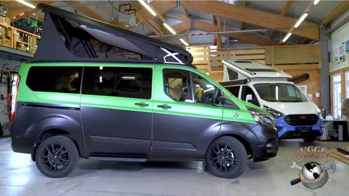 Ein Ford Nugget „SixPax“ aus der Nugget-Schmiede mit einer Greenhorn-Folierung