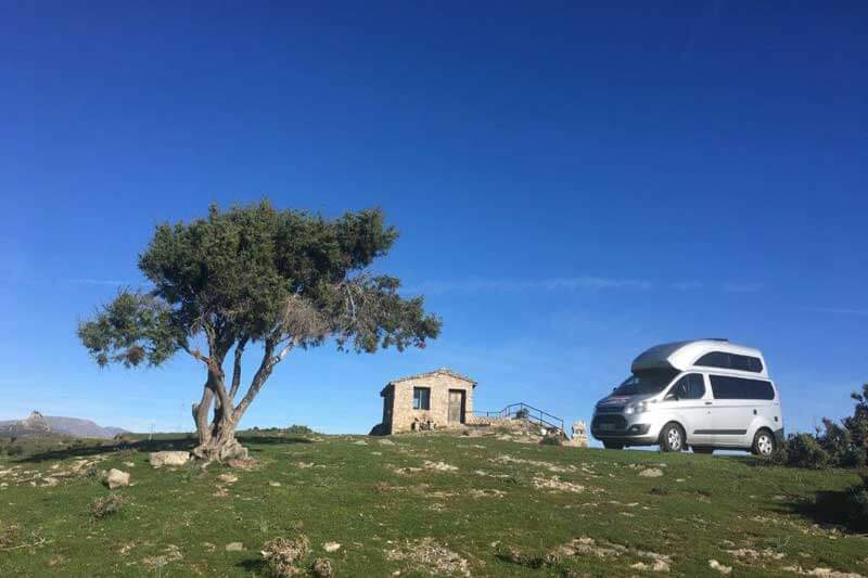 Ford Custom Nugget auf dem Berg