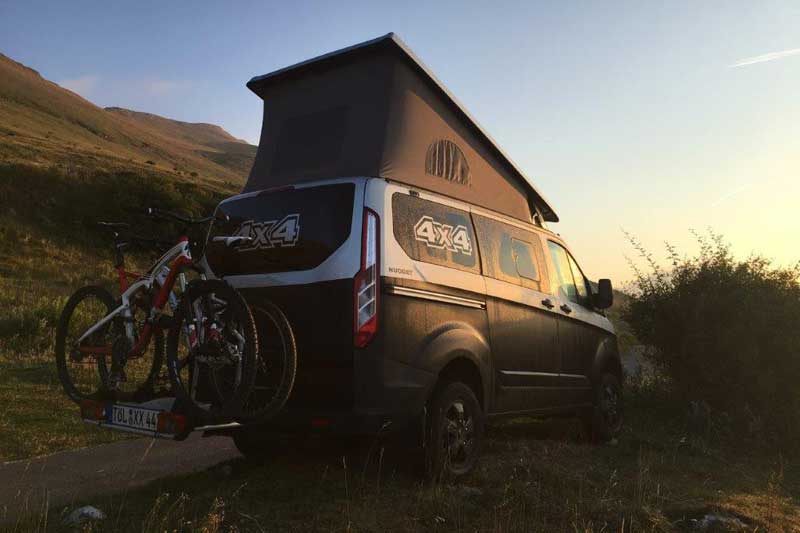 Ford Custom Nugget 4x4 in der Abenddämmerung