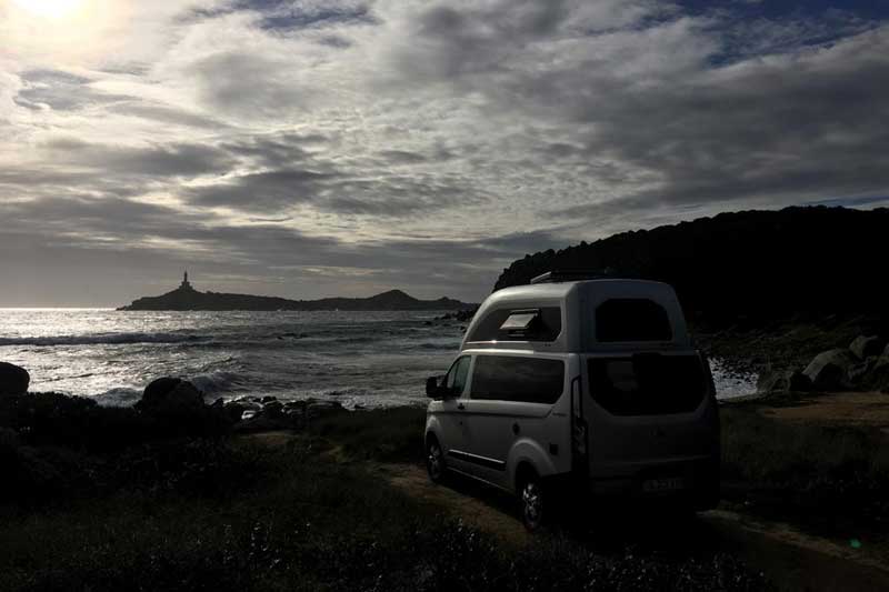 Ford Custom Nugget Hochdach an rauher Küste