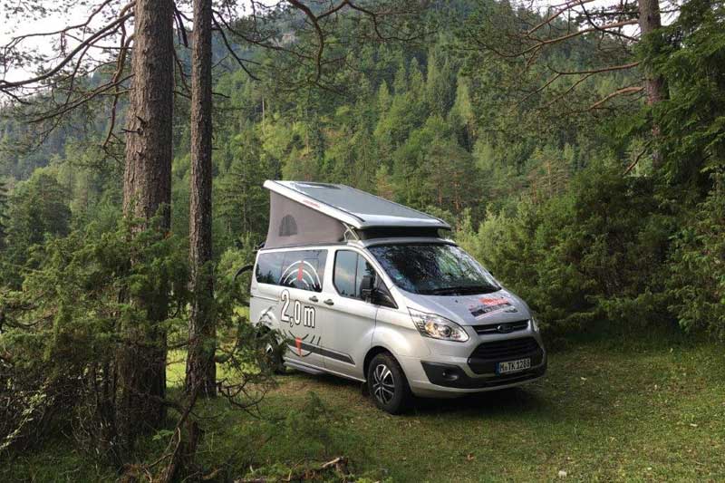 Ford Custom Nugget Aufstelldach 2-Meter im Wald