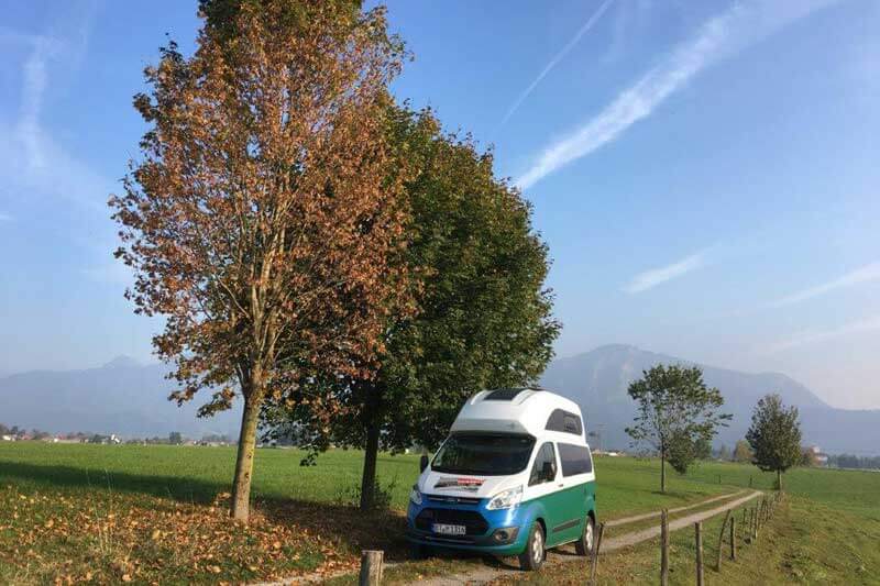 Ford Custom Nugget Hochdach in der Natur