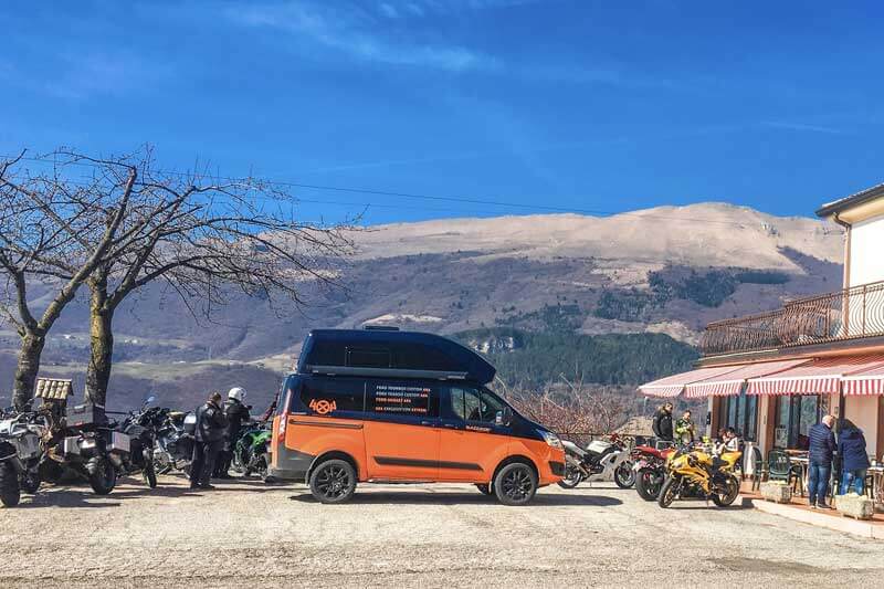 Ford Custom Nugget Allrad 4x4 am Berglokal