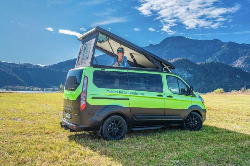 Ford Custom Nugget Aufstelldach auf der Bergwiese