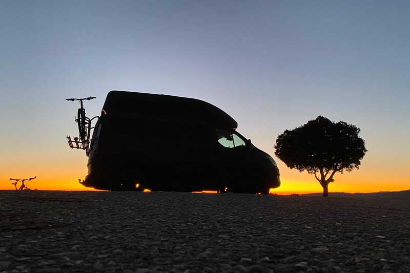 Ford Custom Nugget im Sonnenuntergang
