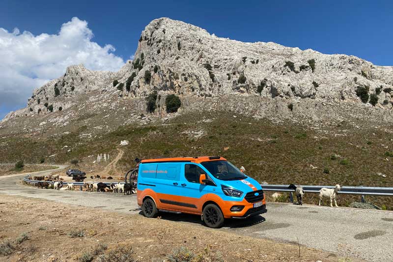 Ford Custom Nugget Cross in den Bergen