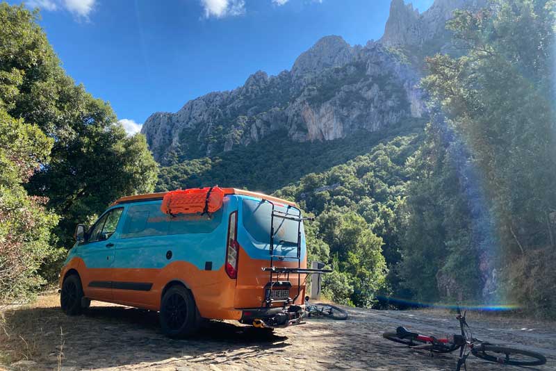 Ford Custom Nugget Cross vor Bergkulisse