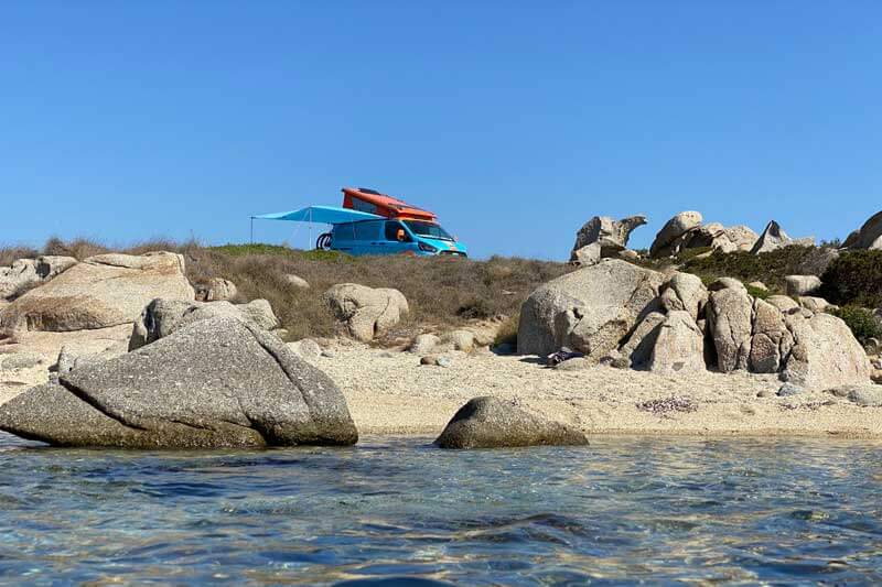 Ford Custom Nugget Cross an der Küste