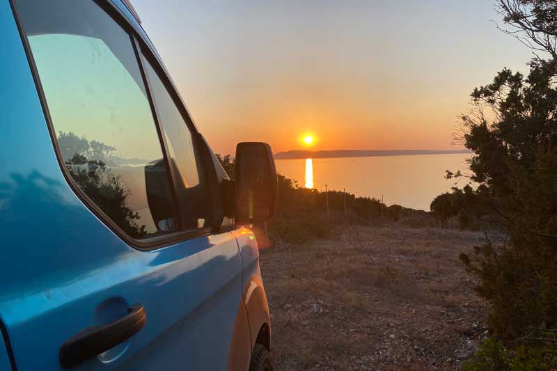 Ford Custom Nugget Cross im Sonnenuntergang