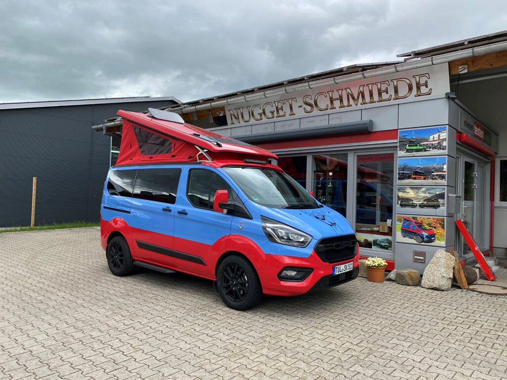 Ford Custom Nugget Aufstelldach vor der Nugget-Schmiede