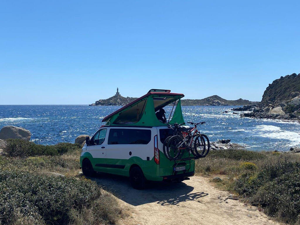 Ford Custom Nugget mit dem OpenSky am Meer