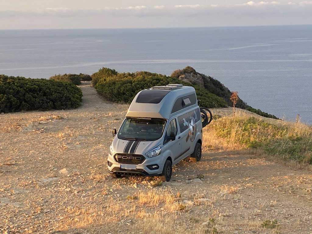 Ford Custom Nugget Plus Hochdach hoch oben über dem Meer