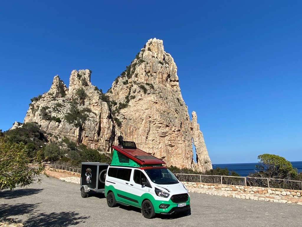 Ford Custom Nugget bei bestem Wetter