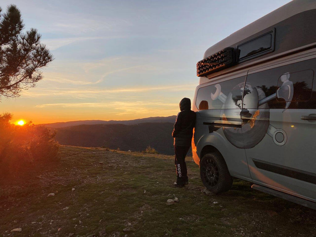 Ford Custom Nugget bei Sonnenaufgang