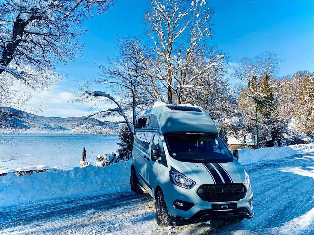 Ford Custom Nugget Hochdach im Schnee