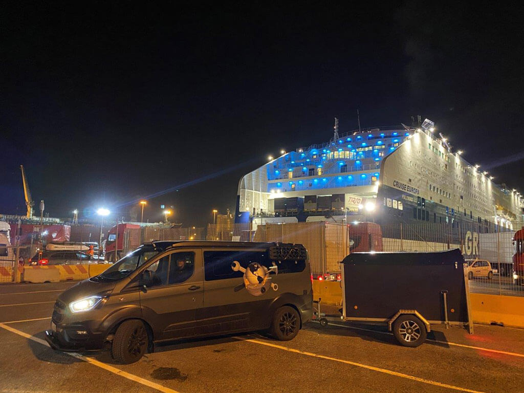 Ford Custom Nugget Aufstellach vor der Fähre