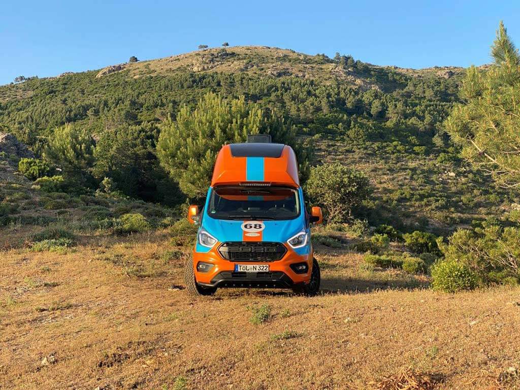 Ford Custom Nugget Plus Hochdach in den Hügeln