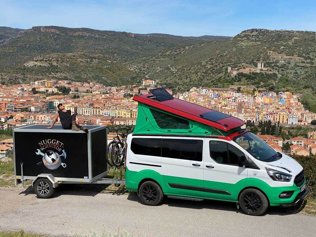 Ford Custom Nugget Aufstelldach vor südlicher Kulisse