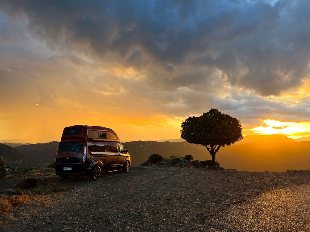 Ford Custom Nugget Hochdach bei Sonnenuntergang