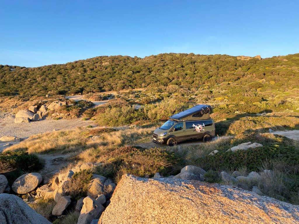 Ford Custom Nugget Plus Aufstelldach in den Hügeln am Meer